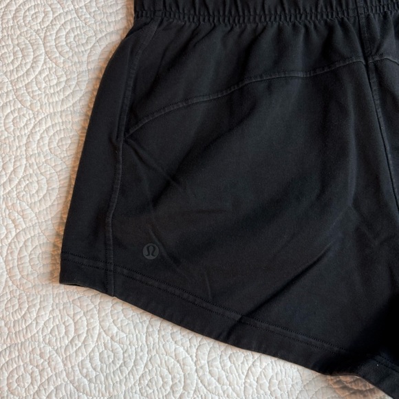 Lululemon Athletica Black Athletic Shorts Inner Glow size 6 - Picture 6 of 11
